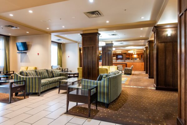 Holiday-Inn-&-Suites-3858-medium