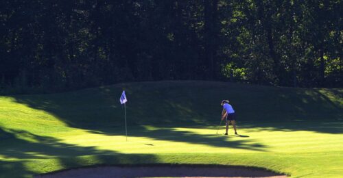 sunpeaks1greenwomanputting-medium